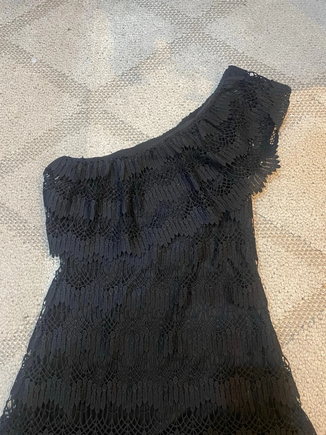 Svart oneshoulder spetsklänning - 3