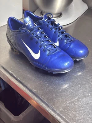 Nike mercurial vapor talaria R9 fotbollsskor - Mercurial vapor talaria R9. Otroliga fotbollsskor som är bevarade och väldigt sparsamt använda. Storlek 44. Dobbarna är i perfekt skick och om ni vill ha dom i samlingen eller på planen så fungerar dom utmärkt för bägge. Kan även att tänka mig byta skorna mot några 45or kom gärna med förslag.
