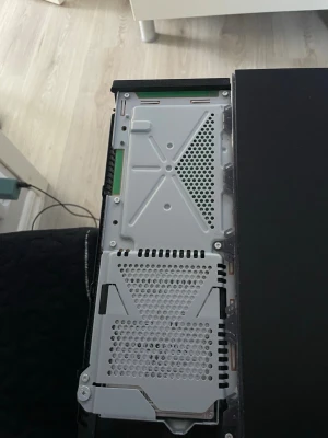 PlayStation 4 Pro svart konsol - Säljer en svart PlayStation 4 Pro från Sony. Konsolen har en stilren, kantig design med mattsvart och glansig finish. Tillverkad i plast och metall, perfekt för gaming och streaming. Passar dig som vill ha kraftfull prestanda och snygg look i vardagsrummet.