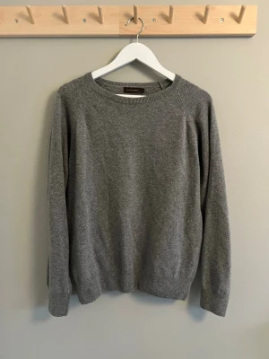 Grå stickad tröja Oscar Jacobson - Tja! Säljer nu denna sjukt snygga stickade tröjan från Oscar Jacobson! Skick 9/10 inga defekter alls! Modellen heter Gustaf Roundneck! Färg grå! Om du har några frågor eller funderingar är det bara att höra av sig! Allt gott// MolérCloset🙌