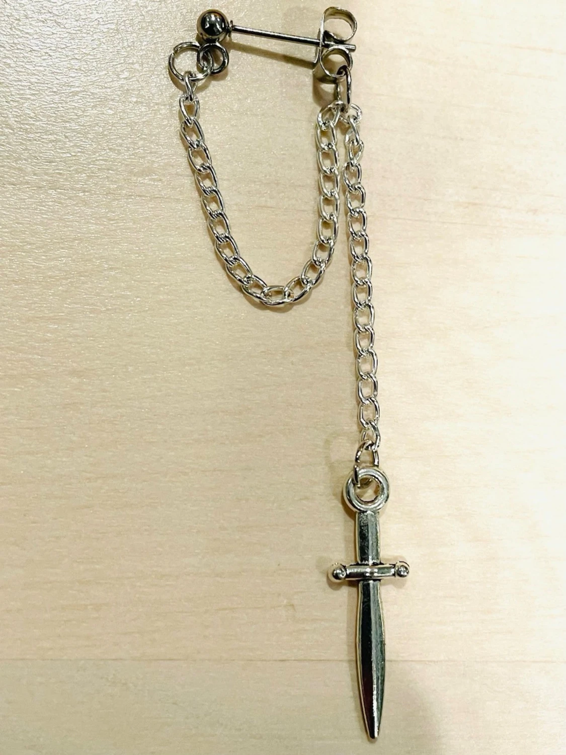 By prisförslag- 1 st Silvrigt örhänge med svärdhänge - 2