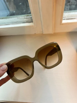 Chimi solglasögon - Supersnygga Chimi 108 GREEN. Några år gamla och kan ej hitta modellen på hemsidan längre men nypris ca 1300kr  Skick: Väldigt fina och helt utan anmärkning. Använda endast få gånger. Säljs utan fodral 