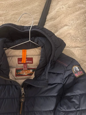 Mörkblå dunjacka från Parajumpers - Köpt på nk, kvitto finns. Modellnamn: Irene