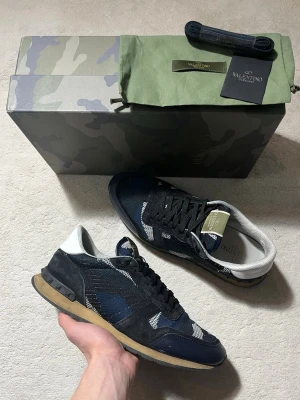Valentino Rockrunner Skor - Valentino rockrunners i en snygg modell som passar bra till våren! Nästan nyskick 9/10, inga defekter. Alla tillbehör medföljer, box, kort, snören, dustbags. Kontakta mig för fler frågor och funderingar!