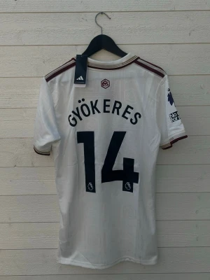 Viktor Gyökeres Arsenal Fotbollströja - Säljer en Arsenal fotbollströja med Gyökeres 14 på ryggen som är helt ny med prislapp!