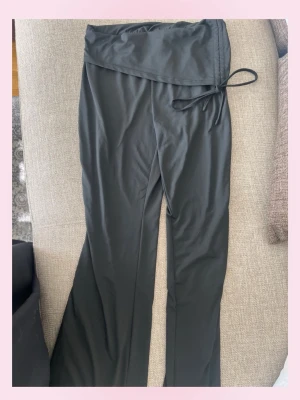 Svarta byxor utsvängda - 🩷💓Säljer ett par svarta leggings med vida ben med knytband i sidan. Materialet är mjukt och stretchigt, vilket gör dem riktigt bekväma. Perfekta för en avslappnad och trendig look.💗💗