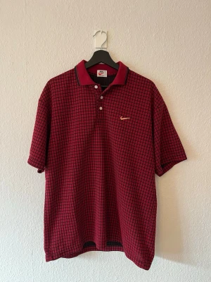 Vintage Nike sunday red pike - Vintage Nike Airliner golf Piké, typisk tiger woods 90-tals design i storlek L. Sjukt cool pike för den golfintresserade och går i stort sett inte att få tag på.
