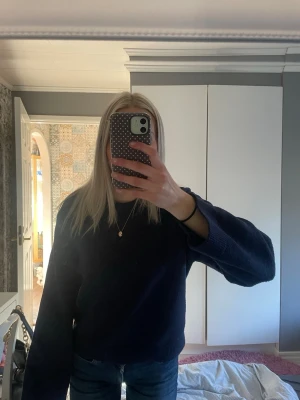 Mörkblå stickad tröja - Mysig mörkblå stickad tröja med rund hals och långa ärmar. Tröjan är lätt att matcha till olika outfits.🫶🏼💘