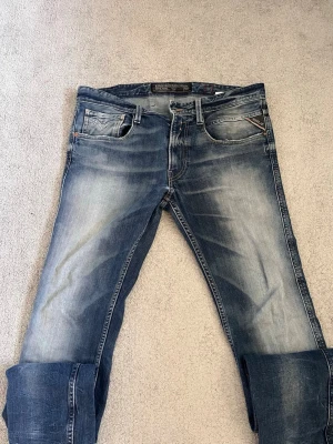Replay jeans  - Tja säljer ett par riktigt feta replays då det tyvärr är för små för mig. Storleken är 31W 34L. Jeansen har riktigt feta fades och är i gott skick. Pris kan diskuteras vid snabb affär och det är bara att höra av sig ifall ni har några frågor.