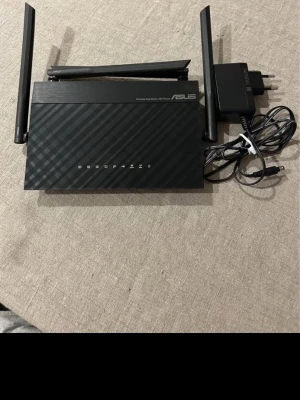 Asus RT-AC1200 v2 Router  - Säljer min extra Asus router som aldrig kom till användning. Bra räckvidd, täckning och höga hastigheter. Perfekt fungerande i nyskick. Fås med original laddare.   Nypris: 1000 SEK Mitt pris: 389 SEK  Skickas snabbt. Hör av dig vid frågor och se gärna mina andra annonser också!   Mvh, Jakob  ::: Produktbeskrivning :::: Simultaneous throughput of 300Mbit/s (2.4GHz) and 867Mbit/s (5GHz) for high WLAN performance. Use the ASUSWRT dashboard