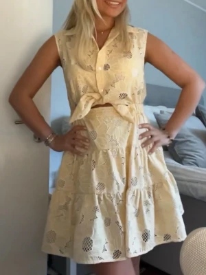 Sandro klänning  - Ljusgul klänning från Sandro med knytdetalj. Endast använd 1 gång. 