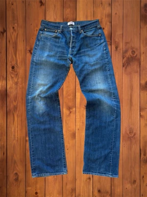 Vintage Levi’s 501 - Säljer dessa vintage Levi’s 501 med sjukt snygga fades. Storlek är 34/34 och det är straight leg med button fly. Vid frågor eller funderingar är det bara att komma dm. Midja 43cm Benlängd 108cm Benöppning 22cm