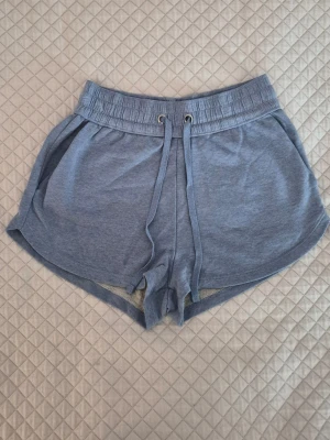 Blå mjukisshorts - Korta mjukisshorts från H&M🌟 Storlek XS, sann i storlek. Inga defekter! Hög midja. 