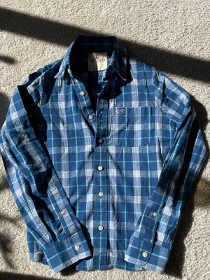Rutig/randig hollister skjorta - En schysst hollister skjorta som passar perfekt nu till våren som overshirt eller bara att ha med en t-shirt🙌☘️ Storlek S men passar liten S och xs runt ungefär 165-172. 