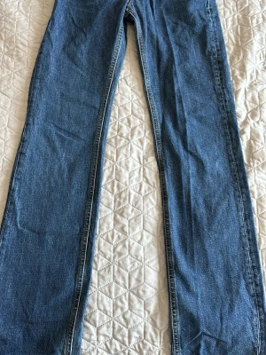 Blå raka jeans med låg midja - Säljer ett par klassiska blå jeans från Bikbok med låg midja och raka ben.