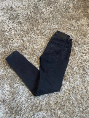 Svarta skinny jeans från Dondup - Snygga svarta Dondup jeans med skinny model passar däremot bättre som slimfit. med klassisk femficksmodell och diskret tvättad look. 