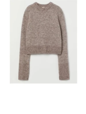 Beige croppad stickad tröja H&M - Säljer en beige croppad stickad tröja från H&M.Med slits på armarna aldrig använd.pris kan diskuteras 