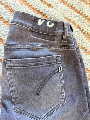 Svarta jeans från dondup  - Svarta jeans från Dondup