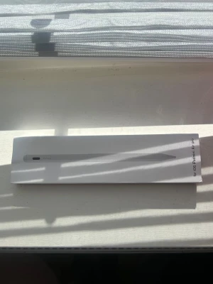 Stylus penna för iOS-enheter - Snygg och smidig stylus penna i vitt för iOS, iPad och Air Pro. Pennan laddas med USB-C, har magnetfunktion och lång batteritid. Perfekt för att skriva eller rita på surfplattan. Modern design i plastmaterial.