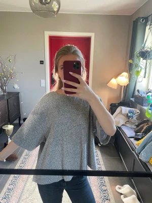 Oversized grå stickad tröja - Mysig oversized grå stickad tröja med breda ärmar och rund hals. Tröjan är i storlek S men passar M eftersom att den är väldigt oversised. Skriv om ni har frågor💕