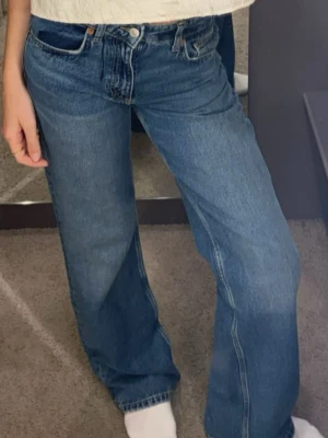 Blå raka jeans  - Säljer mina favorit jeans!! Det är ett par klassiska blå jeans med rak passform. De är Midwaist på mig. 