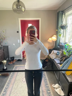 Vit långärmad topp i bomull - En enkel och stilren vit långärmad topp med rund hals. Jätte fin och basic. Skriv om ni har frågor💕