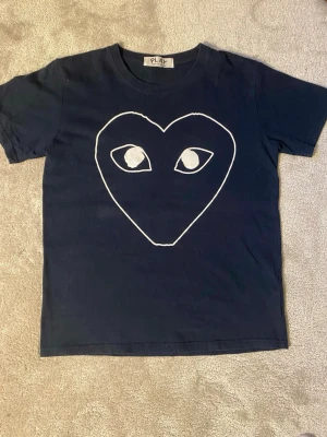 Cdg t shirt  - Säljer denna ass feta t shirt från cdg! Storleken är M och de finns inga defekter. Skriv får frågor