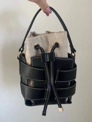 Svart HM väska  - Så fin HM väska som är helt ny 