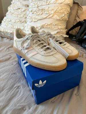 Adidas spezial - Säljer mina sprillans nya adidas spezial i beige/grå mocka med rosa stripes, storlek 40🩷