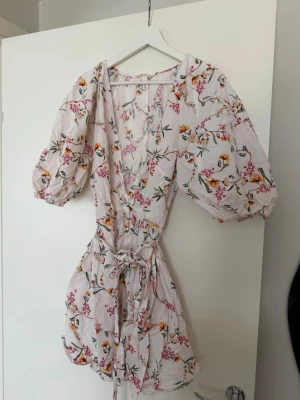 Blommig kortklänning med puffärm - Klänning från H&M, använd fåtal gånger 