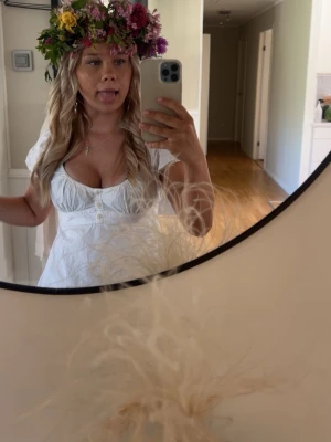 Topp - Jättefin slutsåld topp från Brandy Melville i jättebra skick! Den är onesize men skulle säga XS-S! 