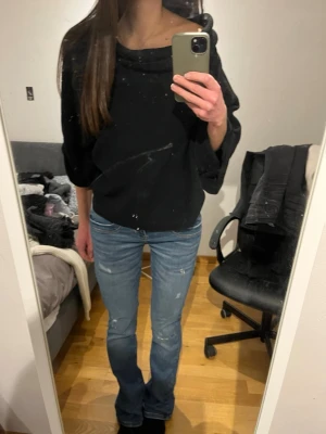 COS trekvartsärmad tröja  - Säljer en svart stickad tröja med bred krage som kan bäras off shoulder. Storlek M men skulle säga att den även passar storlekarna Xs-M
