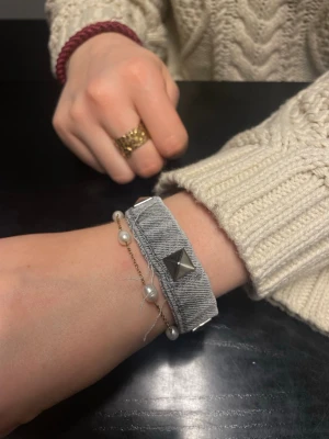 Nitarmband💙 - Superfint grått nitarmband i jeans med silvriga detaljer. På armbanden är det en knapp och ett hål för att kunna fästa det runt handleden, omkretsen på armbandet är ca 18 cm från knappen till hålet! 💙