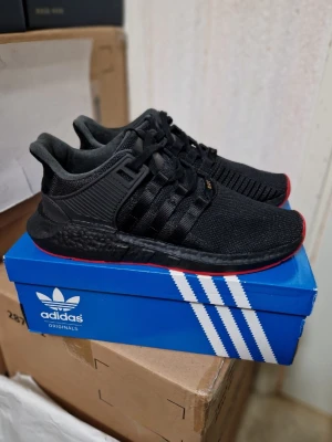 Nya Adidas EQT Boost EU44.5 - Oanvända i original låda. Innermått 28.5cm 20% mer Boost än i vanliga Ultraboost vilket gör dessa till de bekvämaste Adidas skorna enligt mig. Slutsålda överallt. Inga trades eller returer. Kan hämtas i Storvreta, Uppsala. 