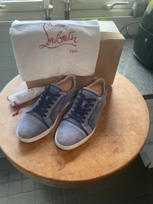 Christian Louboutin junior skor - Tjena! Säljer ett par feta Christian Louboutin orlato| 9/10 skick | de är storlek 42| tillbehör : box, dustbag o extra snöten  | kom dm för fler funderingar! 