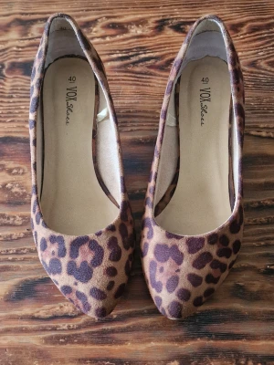 Leopardmönstrade pumps - Det är två mindre fläckar vid tårna på vänster sko. Inget som man tänker på dock eftersom de passar in i leopardmönstret. Stl 40 