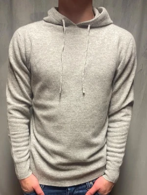 Kashmir/marino hoodie - En riktigt schysst ljusgrå Kashmir/marino hoodie Storlek M! Modellen är 177cm lång, passar längre! Endast använd ett fåtal gånger.                          Hör av er vid frågor!🙂‍↕️