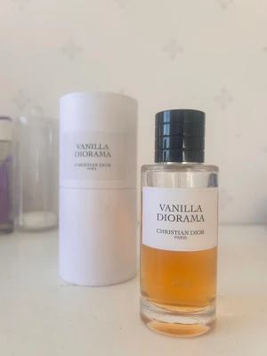 Vanilla Diorama parfym från Dior 100ml  - Vanilla Diorama från Christian Dior är en exklusiv parfym i en stilren, cylindrisk glasflaska med svart kork. Doften har en varm, bärnstensfärgad vätska. 100ml flaska ungefär 95ml kvar, köpt på dior affär har kvitto, nypris 3300 