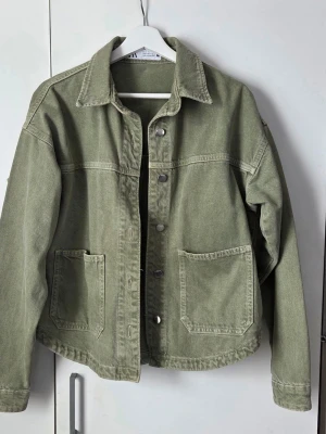 Grön jeansjacka från Zara - Populär ljusgrön jeansjacka från Zara. Väldigt lite använd.