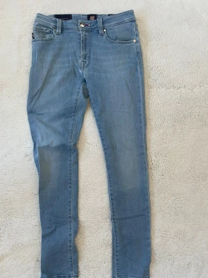 Ljusblå jeans från Tramarossa - Snygga ljusblå jeans från Tramarossa med klassisk femficksdesign och dragkedjegylf. Jeansen har en tidlös passform och är tillverkade i mjukt denimtyg som ger en bekväm känsla. Perfekta för en trendig och avslappnad stil.