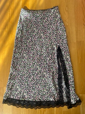 Midikjol med spets - Jättesöt Midikjol med blommor och spets🥰 knappt använd