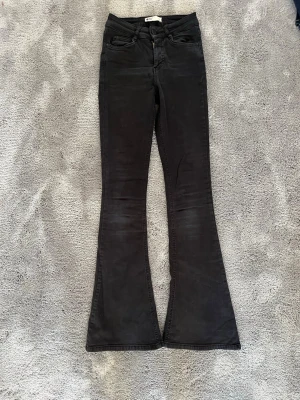 Svarta bootcut jeans från gina tricot. - Snygga svarta bootcut jeans från gina tricot, jeans i storlek XS. Jeansen har klassisk femficksmodell, hög midja och utsvängda ben. Tillverkade i stretchigt material för skön passform. Perfekta till sneakers eller boots.