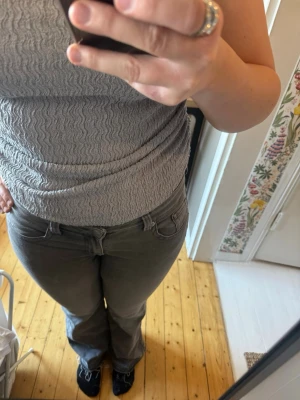 Grå bootcut jeans  - Säljer ett par grå bootcut jeans med klassisk femficksmodell och jeansen är lågmidjade. Använt några gånger men bra skick 