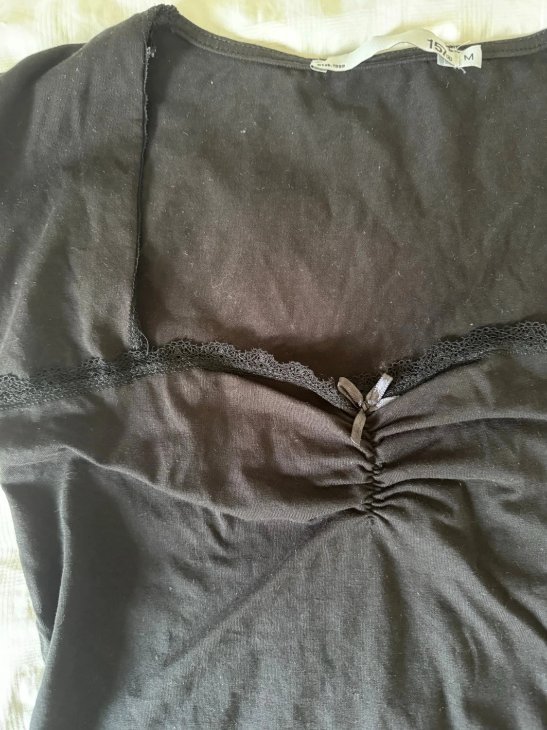 Svart topp med spets och rosett - 1