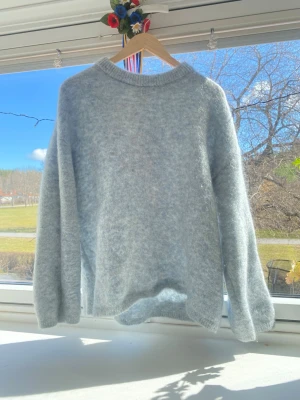 Mohair/ull stickad tröja  - Mohair/ull stickad tröja från H&M 💕🐣 passar även xs då den är oversize. Ljusblå/grå nyans. Postar snabbt🩷
