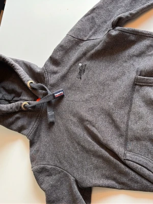 Superdry - Säljer den här asfeta superdry hoodien som är i perfekt skick. Säljer den då för att den sitter för liten på mig men skulle passa någon som är runt 167-172! Priset är ej hugget i sten!!