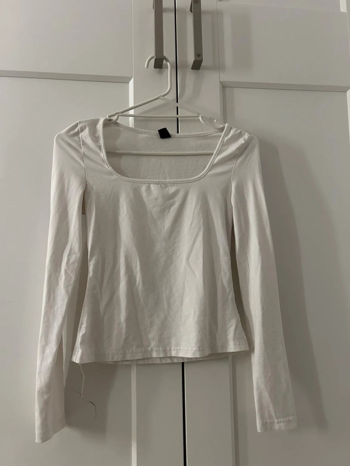 Vit långärmad topp med fyrkantig ringning