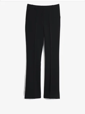 Kostymbyxor bikbok tall  - Stilrena svarta kostymbyxor med raka ben och pressveck framtill. Byxorna har hällor för skärp och sidofickor. Perfekta för en clean och klassisk look. Materialet ser ut att vara en mjuk och följsam mix, troligtvis polyester eller viskos.