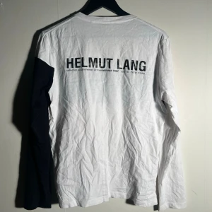Helmut Lang colorblock longsleeve - Vid köp av fler produkter erbjuds bättre pris. Skriv vid ytterligare frågor eller funderingar🤝 Storlek: M. Mått: Längd 63 cm. Bredd 45 cm.