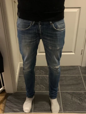 Dondup George Jeans – Slim Fit – W33 men sydda till W31-32 – Premium Denim - Säljer ett par Dondup George jeans i klassisk blå tvätt. Slim fit modell med stretch som sitter snyggt och modernt.  Storlek: W33 men sydda till w31-32 Passform: Slim fit  Bra skick och mycket bekväma. Perfekta till både vardag och mer uppklädd stil.  Skriv gärna om du vill ha fler bilder eller mått.